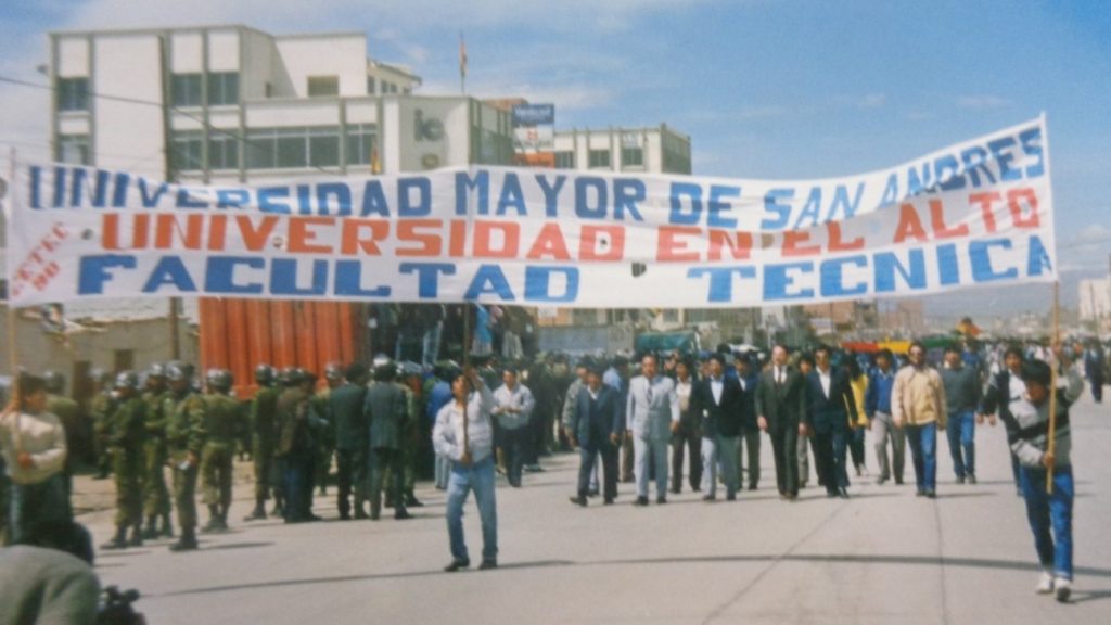 En 1989, los responsables de Universidad Técnica Laboral de El Alto (UTLA), hoy UPEA, encabezaron una de las manifestaciones cívicas de la Ciudad de El Alto, cuando aún se debatía modalidades y expectativas de funcionamiento. Foto: Johnny Fernández Rojas