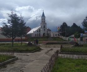 Plaza Elizardo Pérez y la iglesia Cristo Redentor. Foto: Abdón Zárate